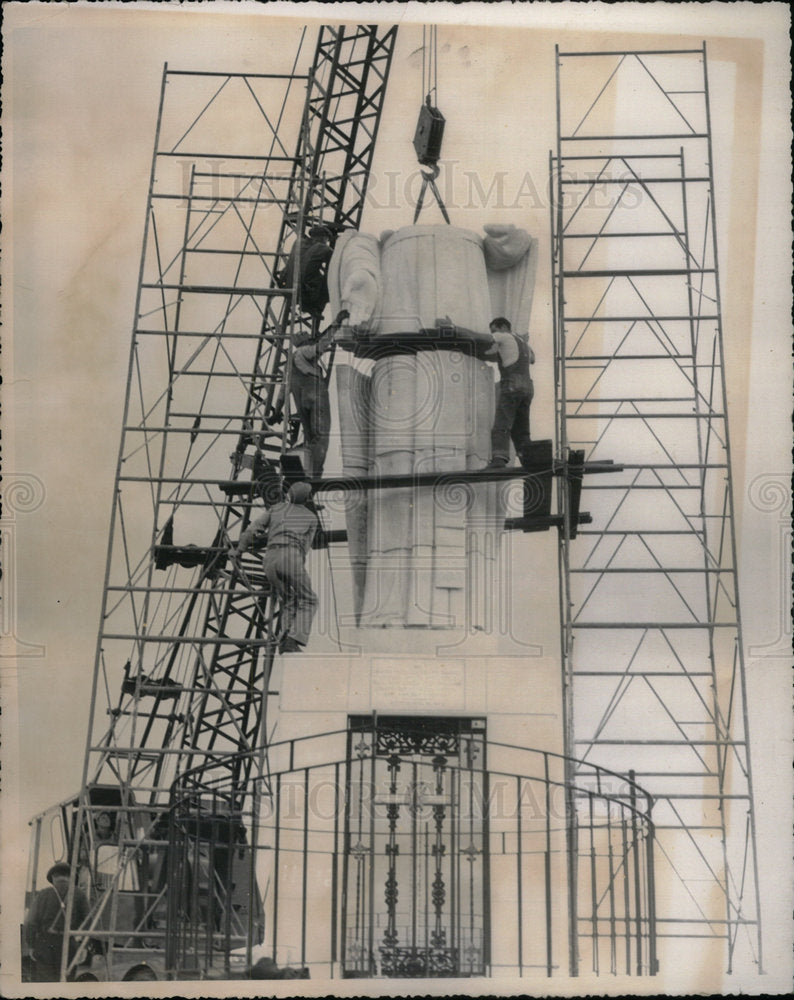 Press Photo People Lifting Banner Tower - Historic Images