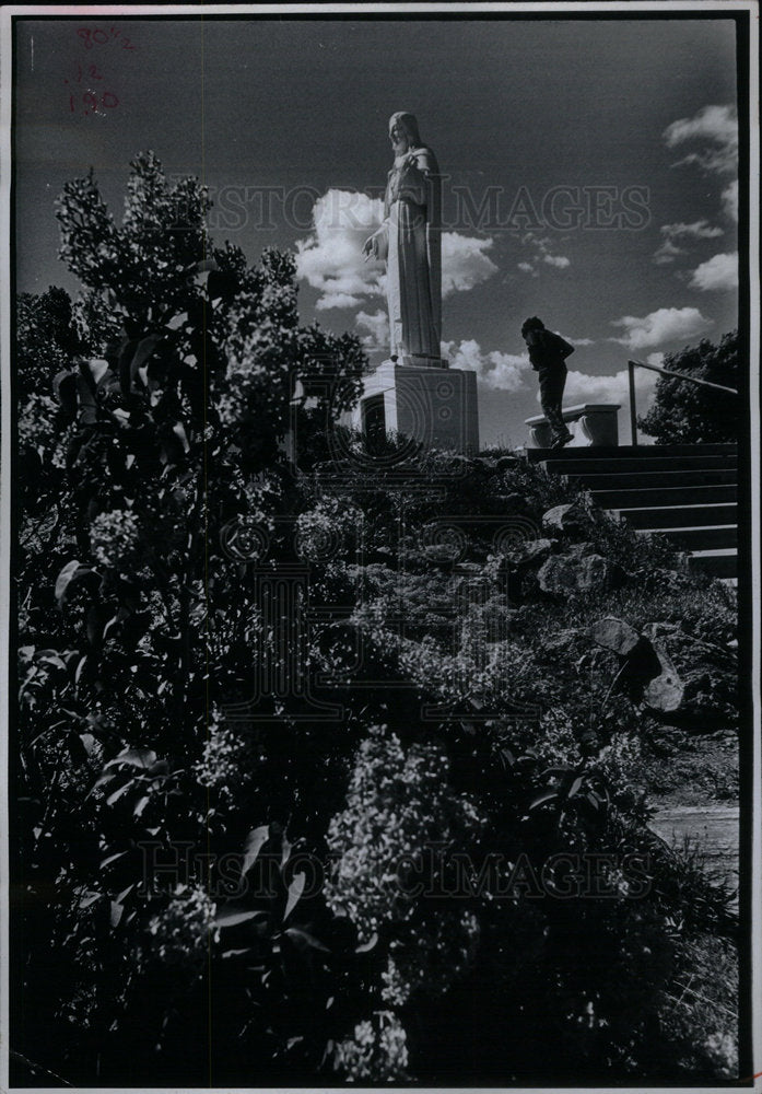 1974 Press Photo Mother Cabrini Shrine Memorial Day man - Historic Images