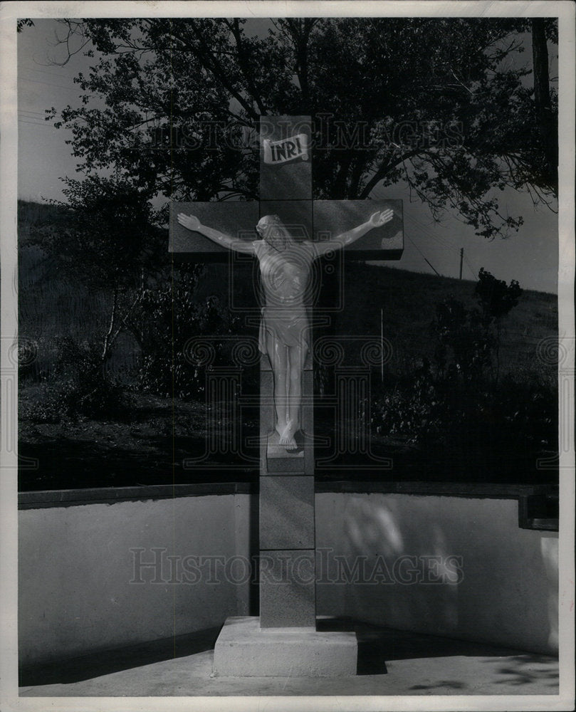 1955 Press Photo Clifford Bohannon crucifix symbol foot - Historic Images