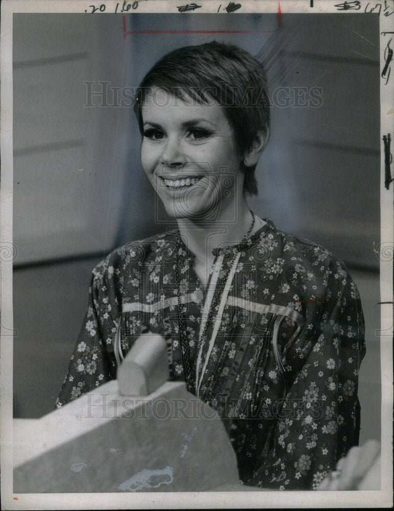 1968 Press Photo Judy Carne Rowan Martin Laugh NBC TV - Historic Images