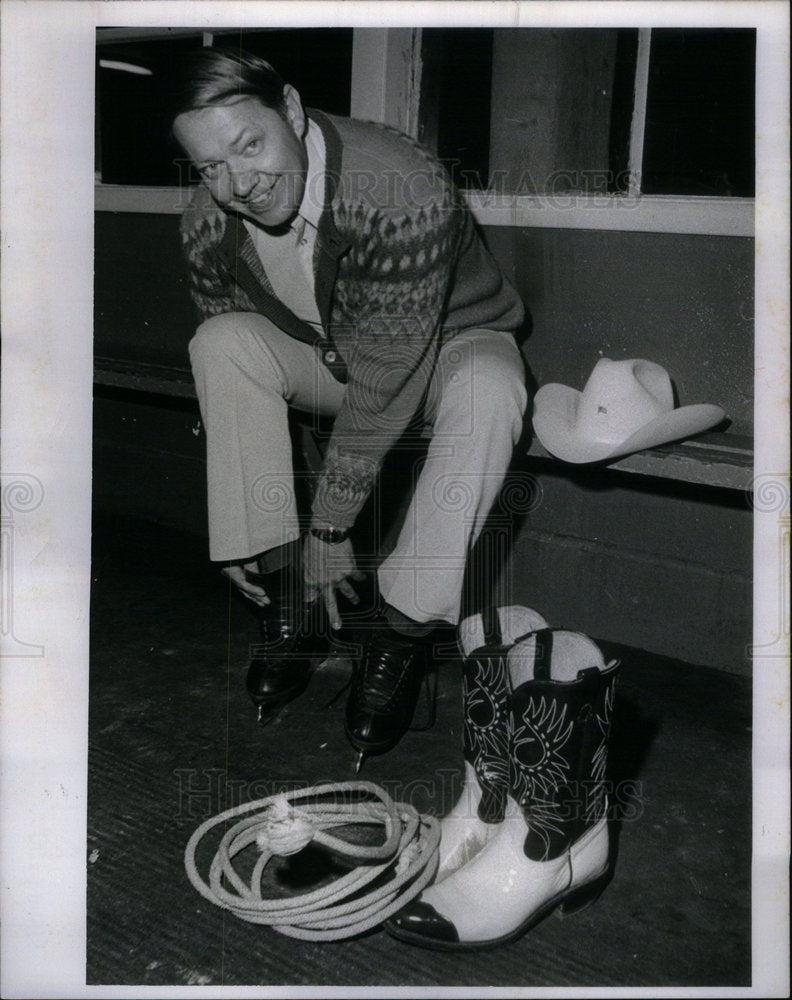 1973 Press Photo Ice Skating Cowboy Singer Lefty Arena - Historic Images