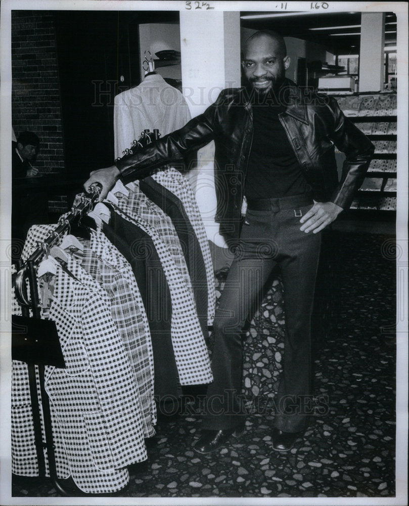 1973 Press Photo Ike Hampton tailor clothe store pose - Historic Images