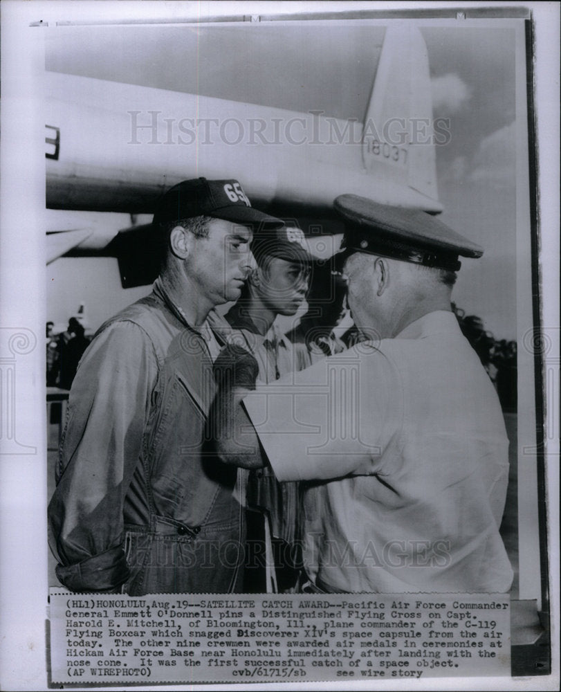 1960 Press Photo Pacific Air Force Emmett Donnell Pins - Historic Images