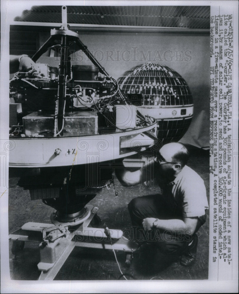 1960 Press Photo Courier technician satellite solar - Historic Images