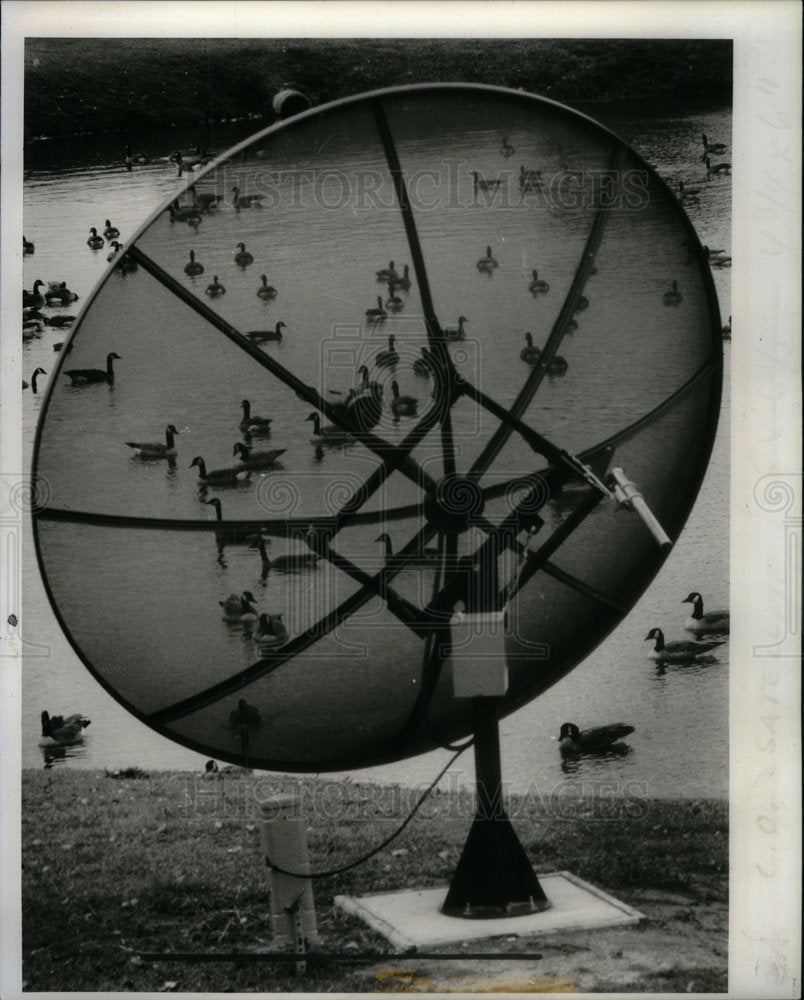 1985 Press Photo Satellite Dish Near Pond Michigan - Historic Images