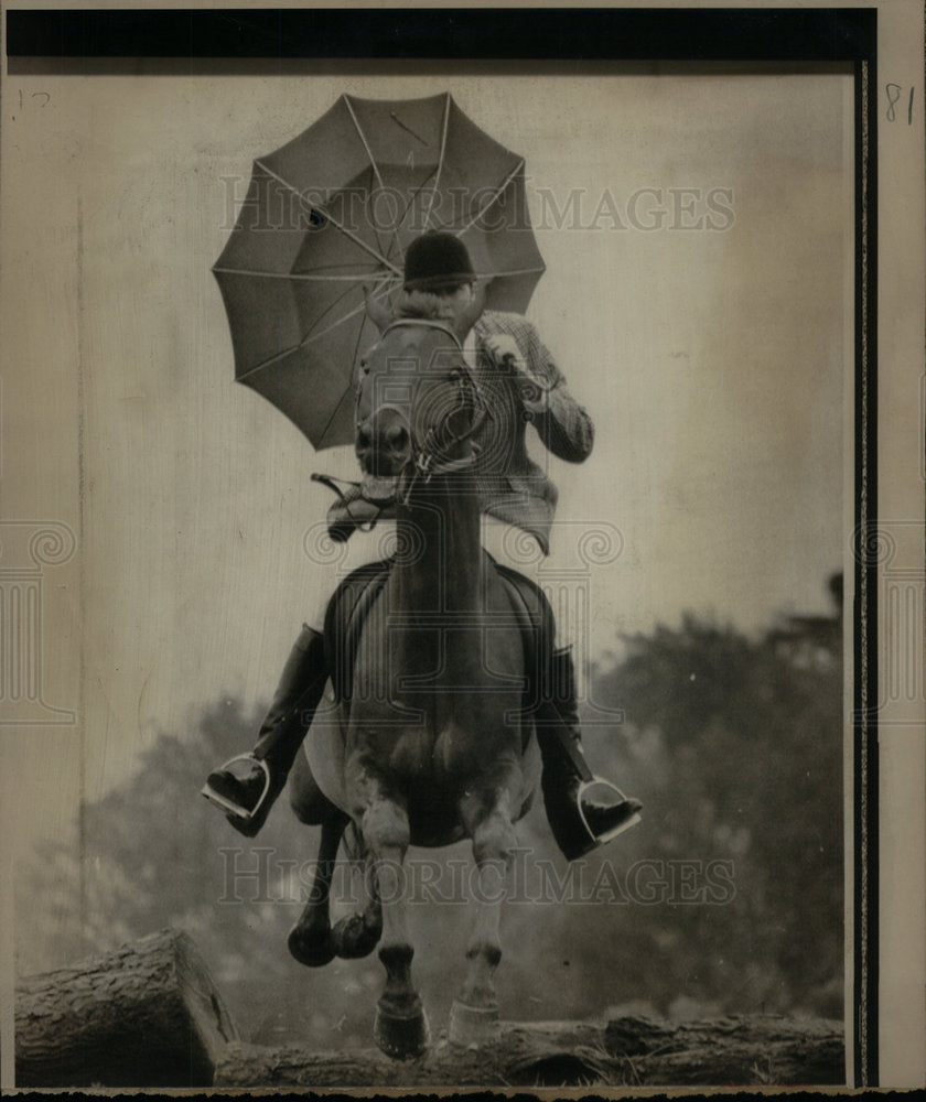 1972 Press Photo Riding In The Rain - Historic Images