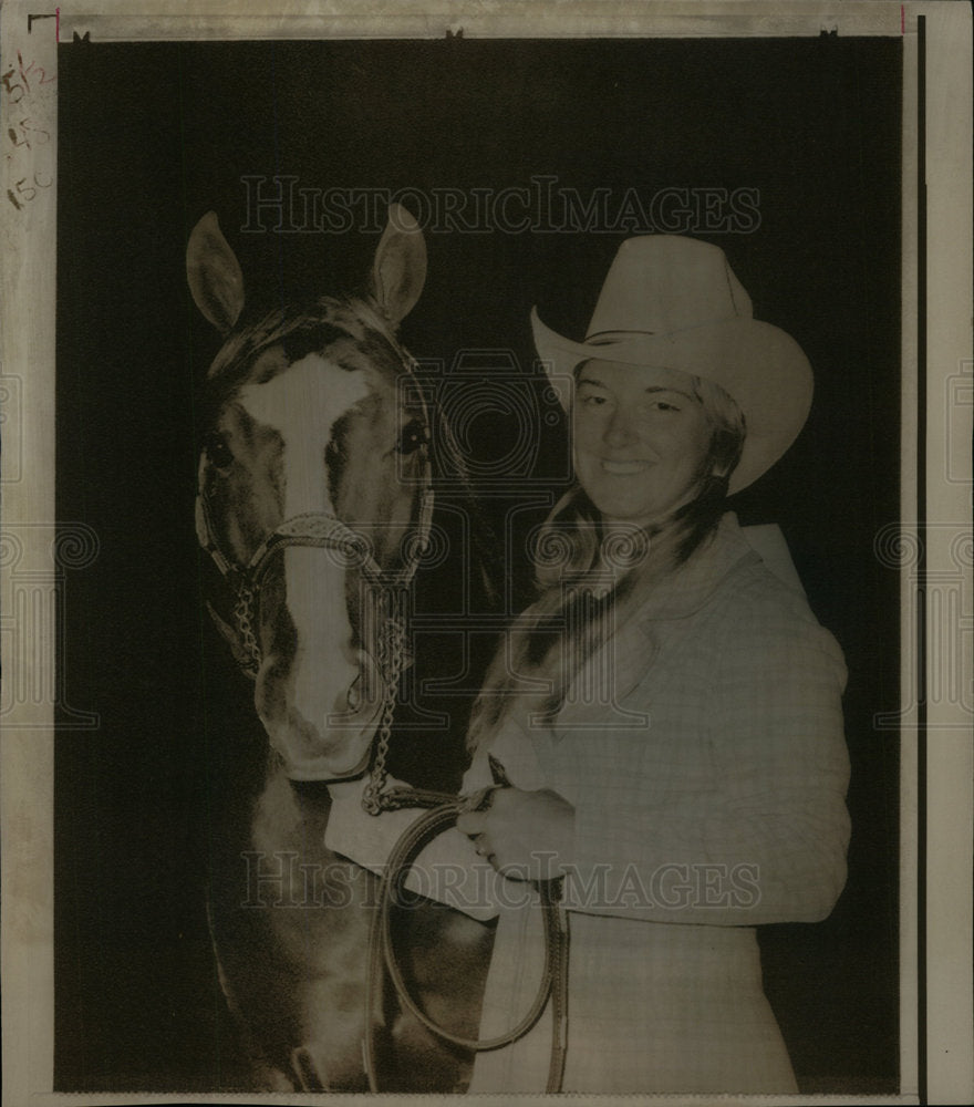 1973 Press Photo Linda Jones Shows Horse Skippa Scotch - Historic Images