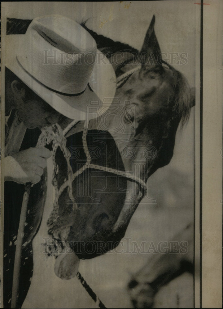 1973 Press Photo Ron Duncan Watering Thoroughbred Troy - Historic Images