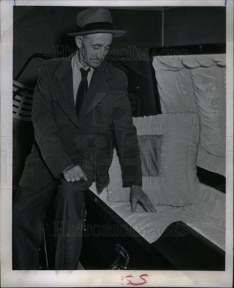 1951 Press Photo Living Corpse James Gernhardt - Historic Images