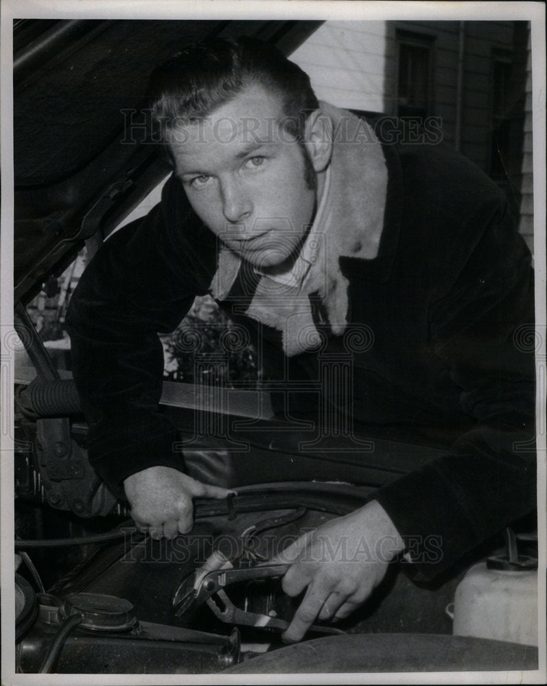 1970 Press Photo Everett Knowles Tinkering With Car - Historic Images