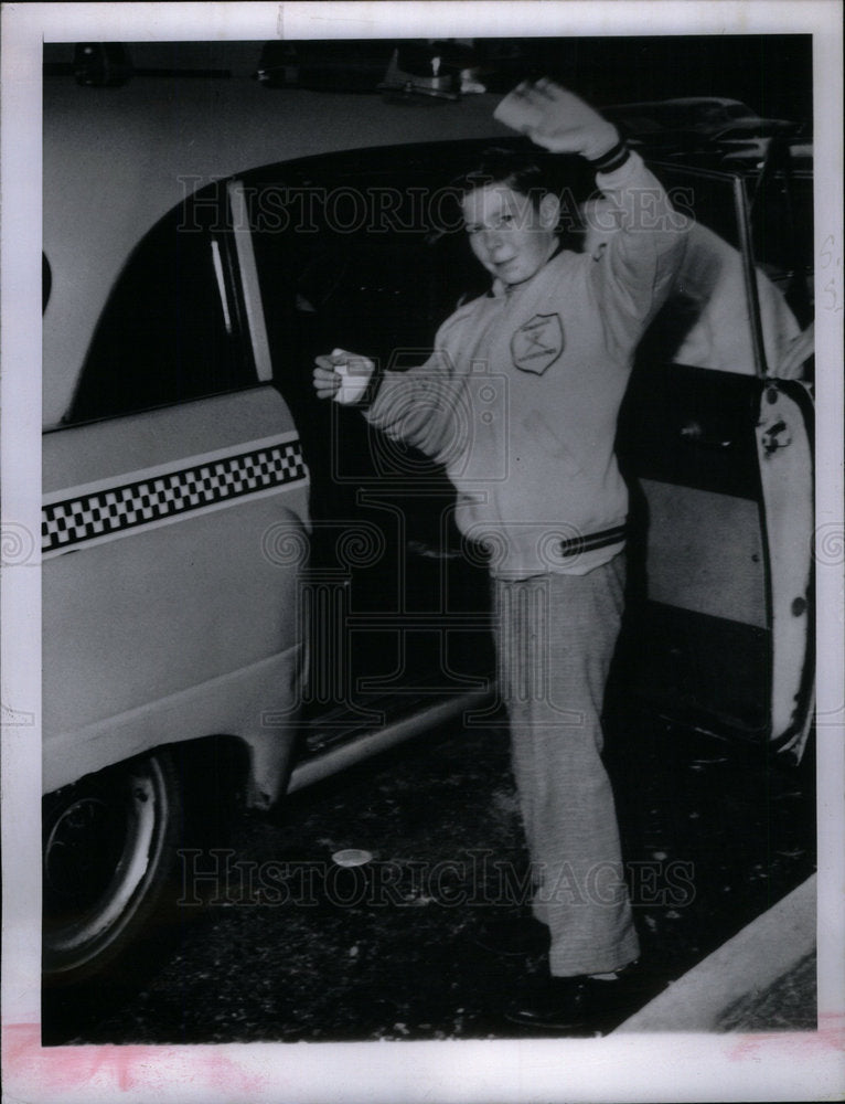 1962 Press Photo Everett Knowles leaves hospital - Historic Images