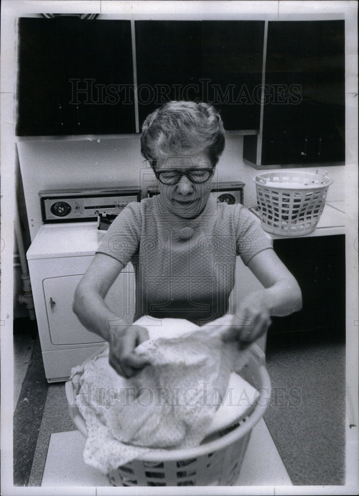 1968 Press Photo Woman Doing Laundry - Historic Images