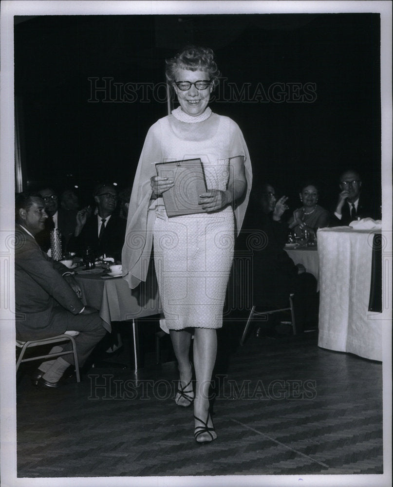 1967 Press Photo Cy Riley With Her Award - Historic Images