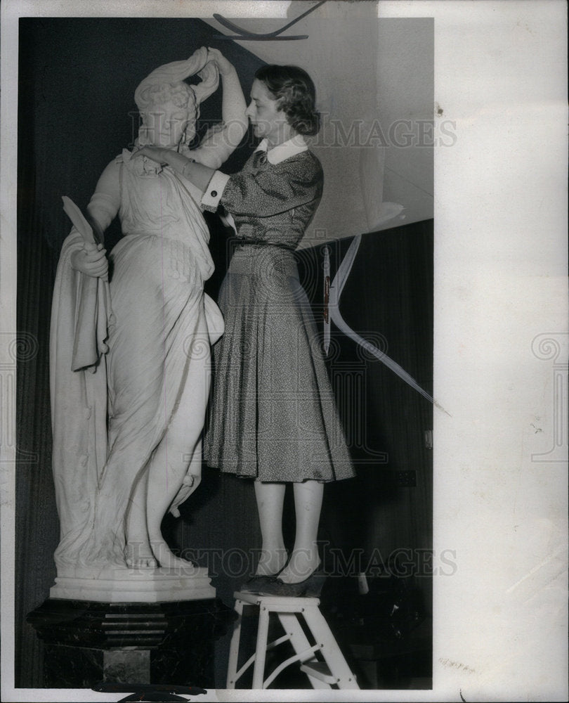 1958 Press Photo Else Kolhede Dusts Off Statue - Historic Images