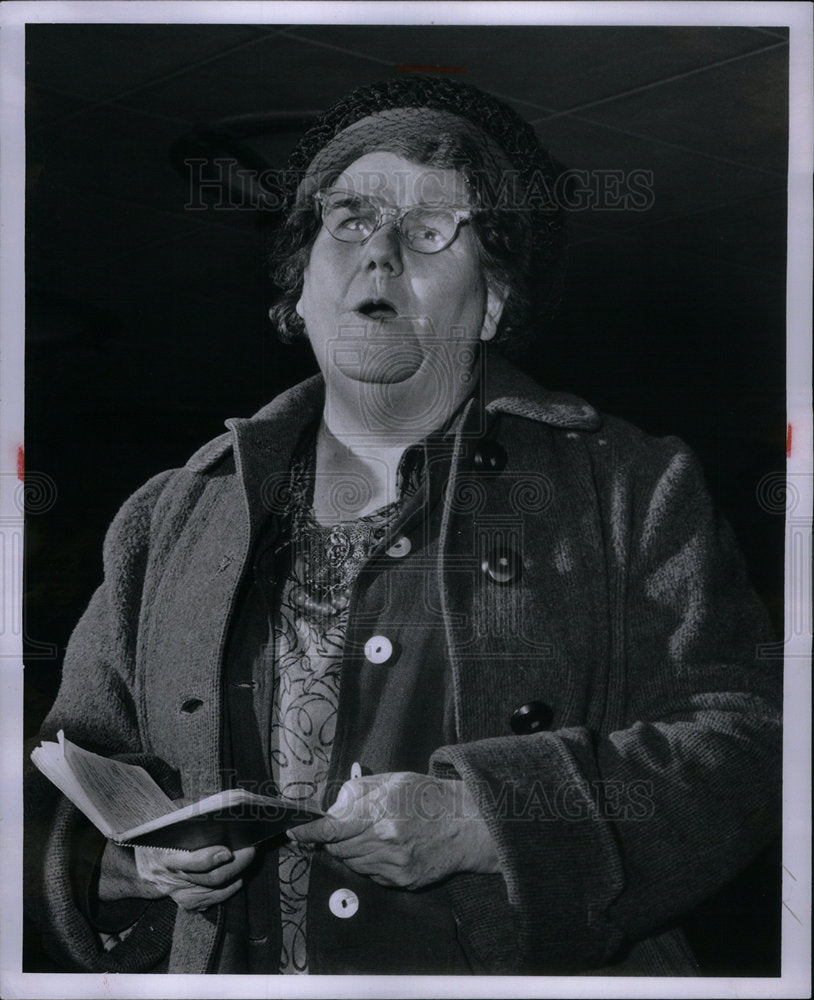 1956 Press Photo Mrs. Pearle Mosher sings Irish song - Historic Images