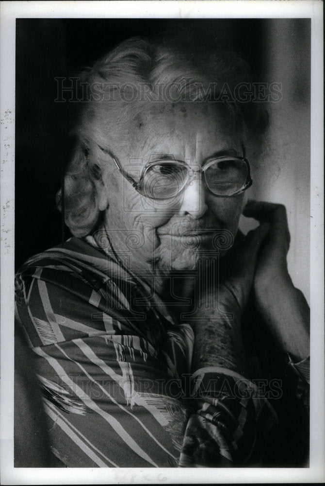 1984 Press Photo Violet Glasgow Sings For The Group - Historic Images