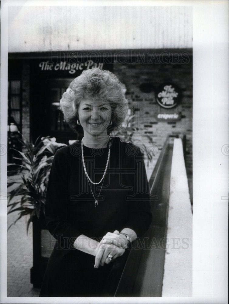 1982 Press Photo Catherine O&#39;Malley, Manager of Renaiss - Historic Images