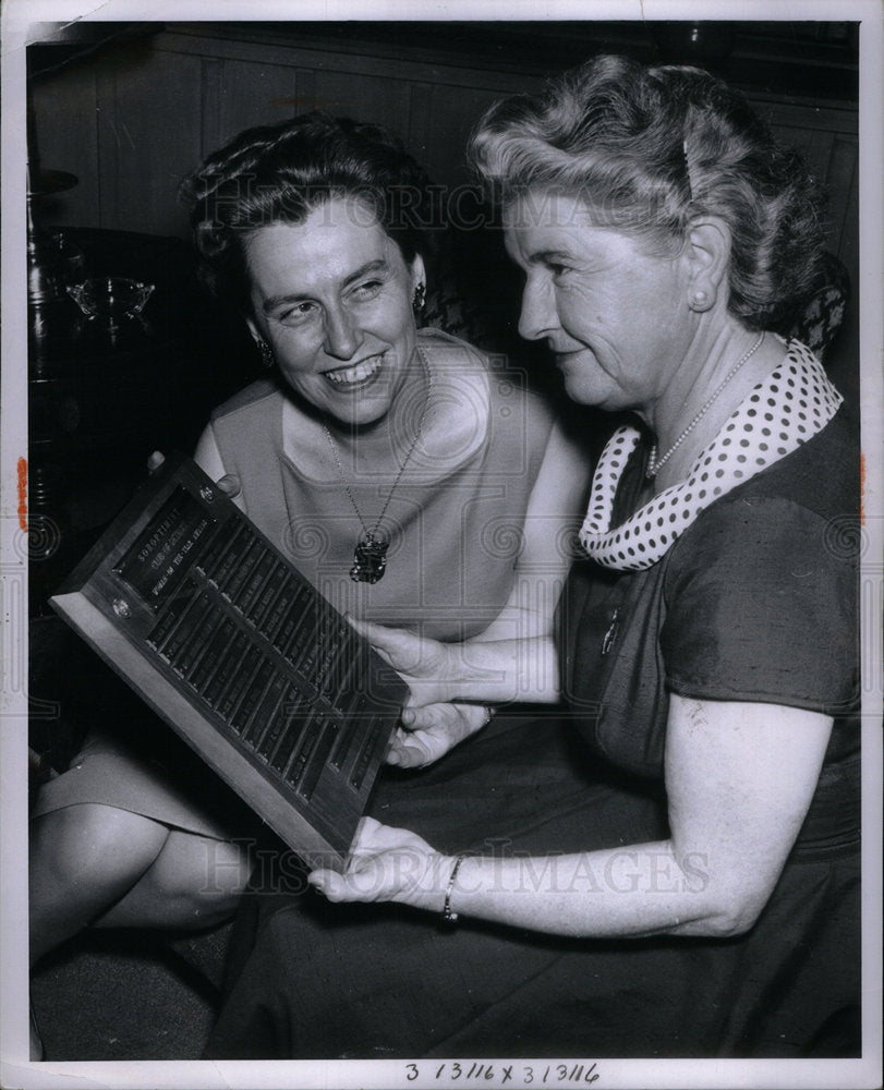 1962 Press Photo Women of the Year Award, M. Griffiths - Historic Images