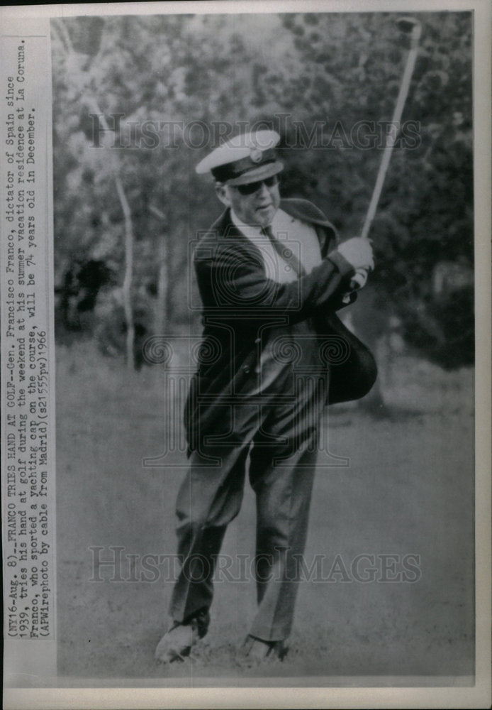 1966 Press Photo Gen Francisco Franco, tries golf - Historic Images