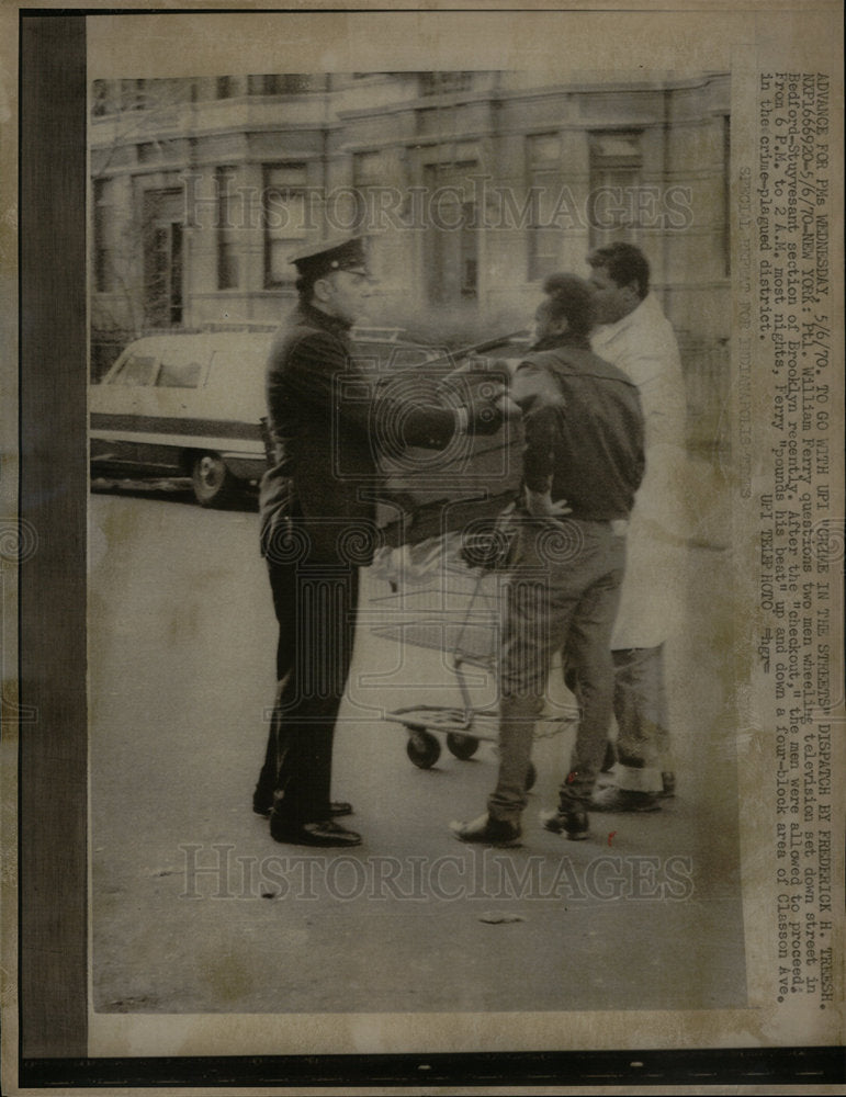 1970 Press Photo Police Question Men About Appliances - Historic Images