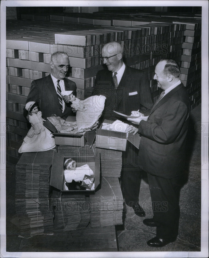 1961 Press Photo Three Men Pack Goodfellow Boxes - Historic Images