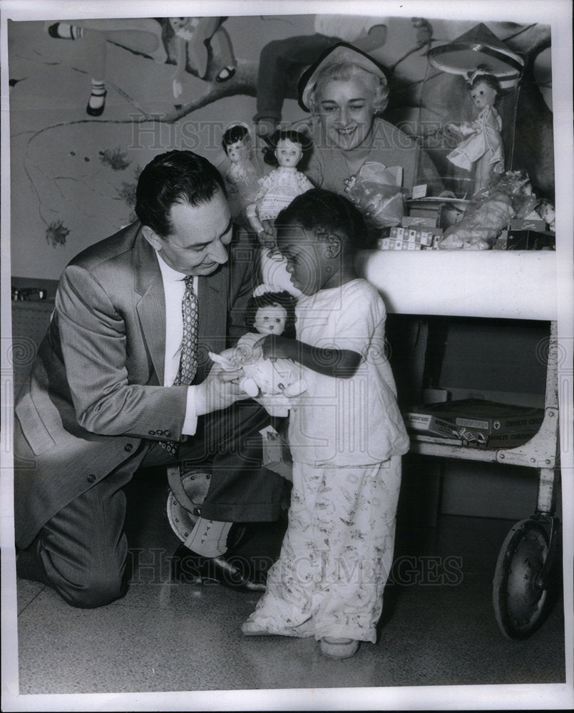 1960 Press Photo Goodfellows Mr. and Mrs. Frank Brady - Historic Images