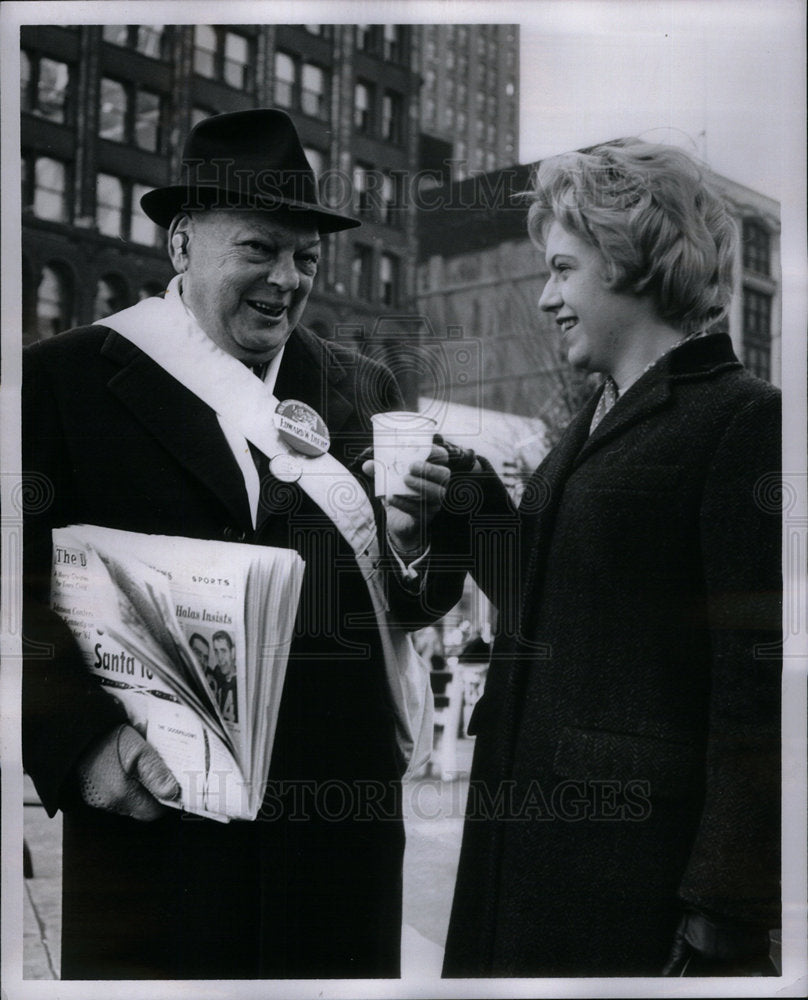 1960 Press Photo Old Newsboy Delivers Paper and Coffee - Historic Images