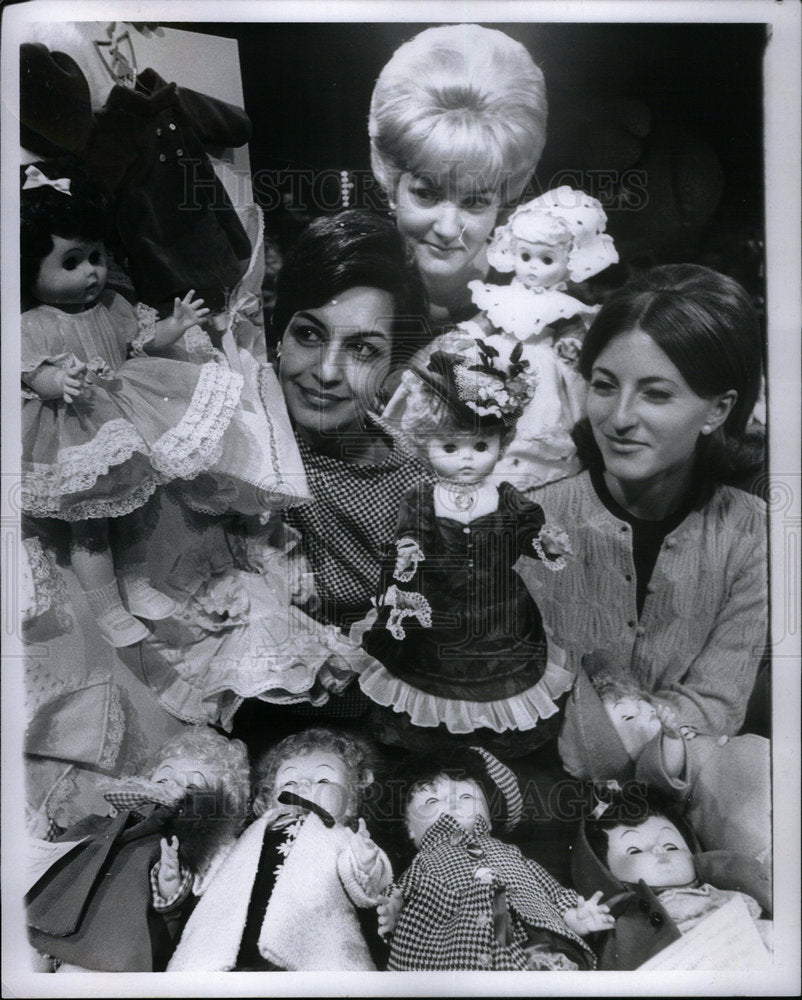 1967 Press Photo Goodfellows Beautiful Toy Dolls - Historic Images