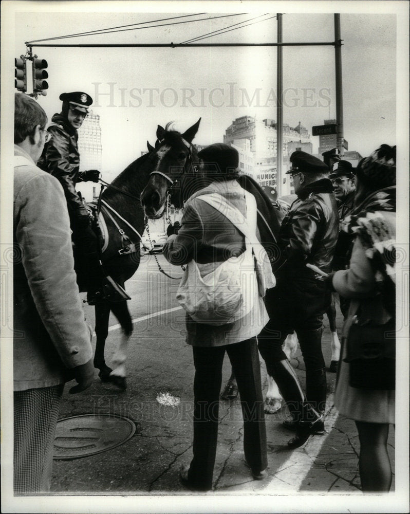 1972 Press Photo policeman Nichols falls off horse - Historic Images