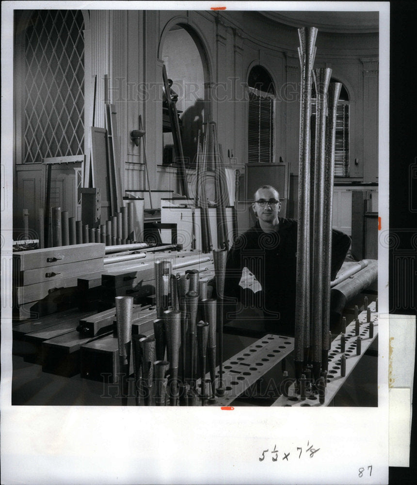 1965 Press Photo Man rebuilds Kalamazoo College organ - Historic Images