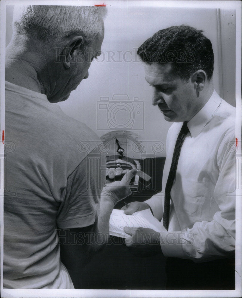 1957 Press Photo fitness test at Detroit YMCA - Historic Images