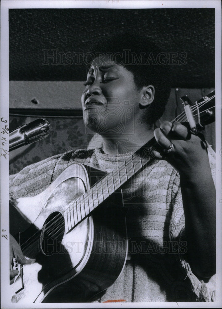 1966 Press Photo Singer Odetta Holmes Stage Performance - Historic Images