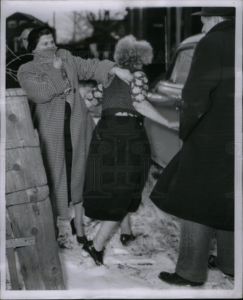 1954 Press Photo Betty White Pushing Grandmother - Historic Images