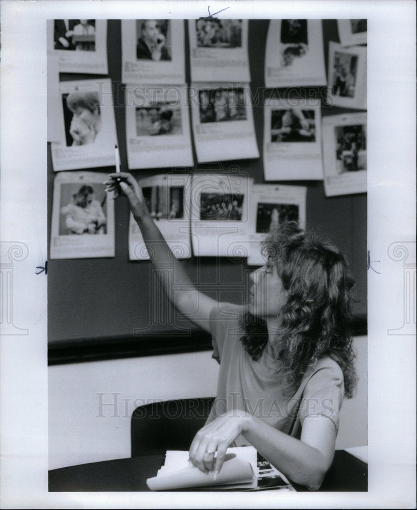 1994 Press Photo Linda Robak Picture Editor Detroit - Historic Images