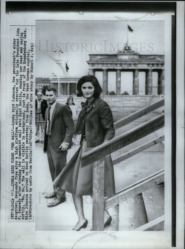 1966 Press Photo Lynda Bird Johnson Wall Berlin Germany - Historic Images