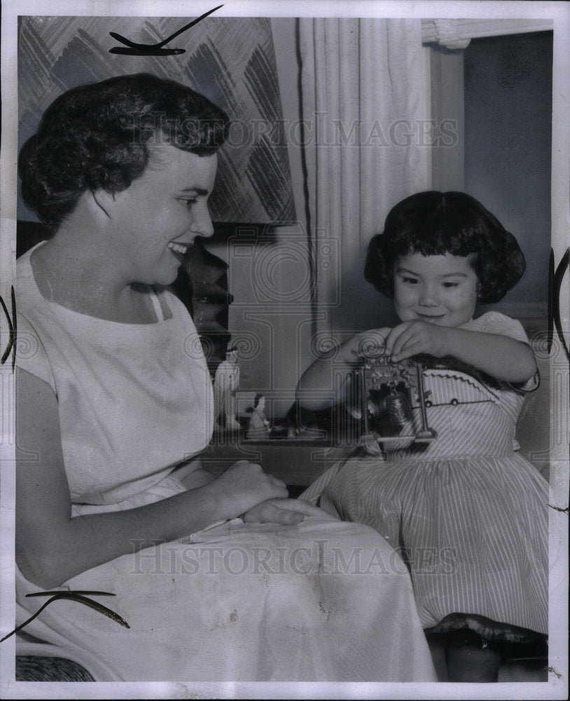 1957 Press Photo Guy Daughter Child Adopt Korea - Historic Images