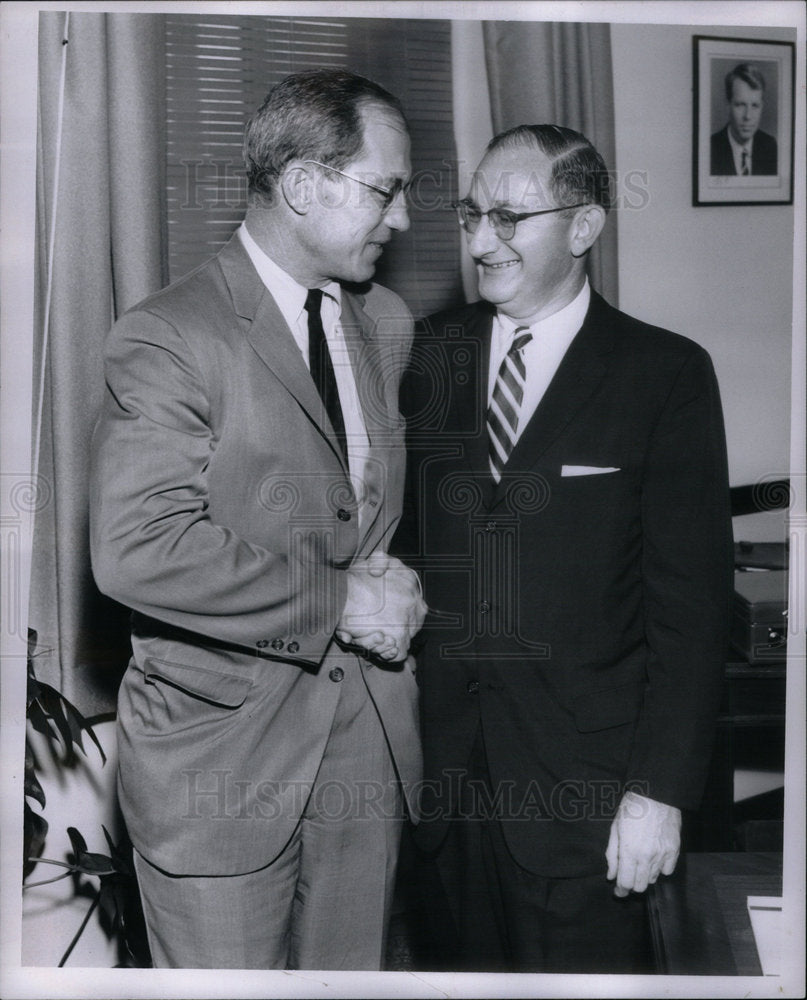 1961 Press Photo Lawrence Gublow Us Attorney Byrson Whi - Historic Images