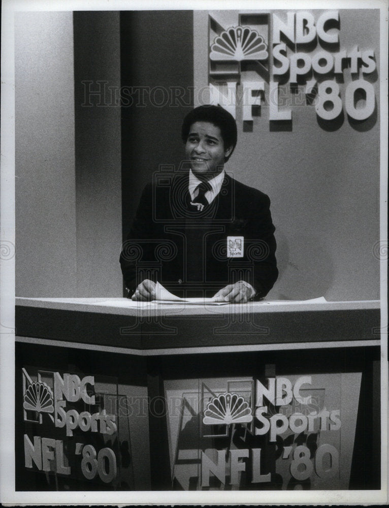 1981 Press Photo Bryant Gumbel Sportscaster NFL '80 - Historic Images