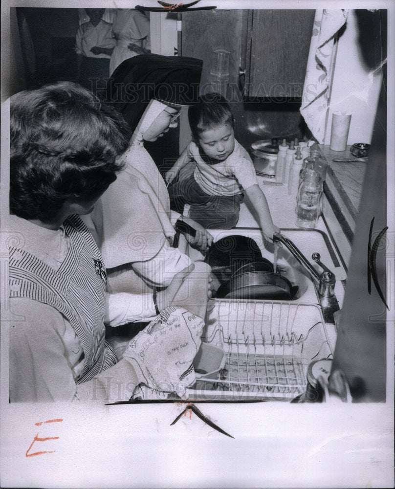 1963 Press Photo Susie Behrend Frank  Author - Historic Images