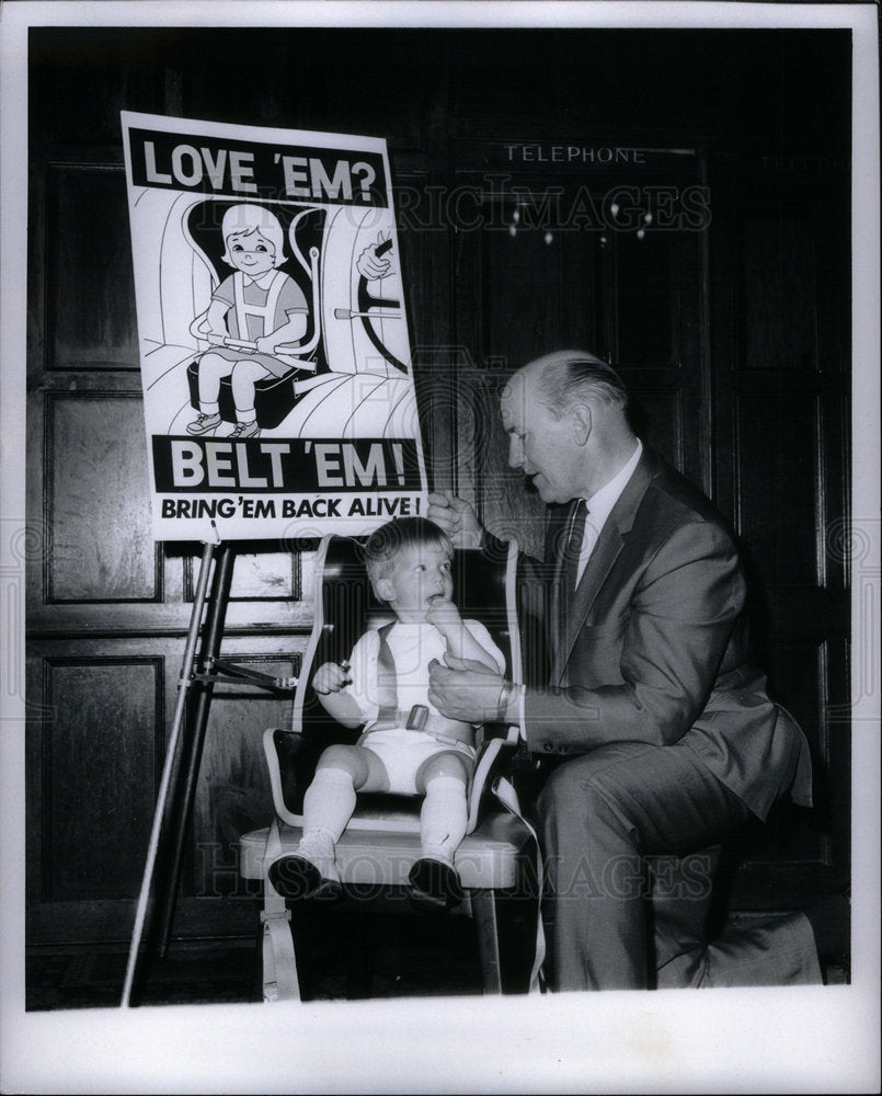 1969 Press Photo Reyniear Staats Infant Safety Seat - Historic Images