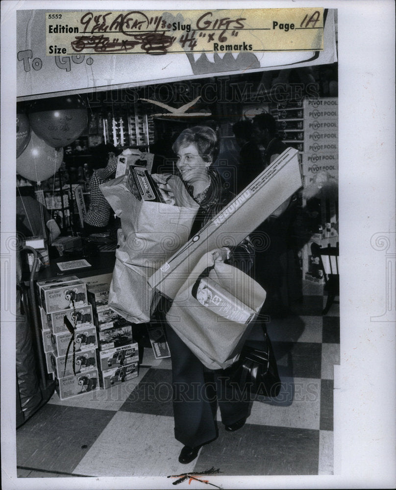 1974 Press Photo Christmas Shopping/Mall - Historic Images