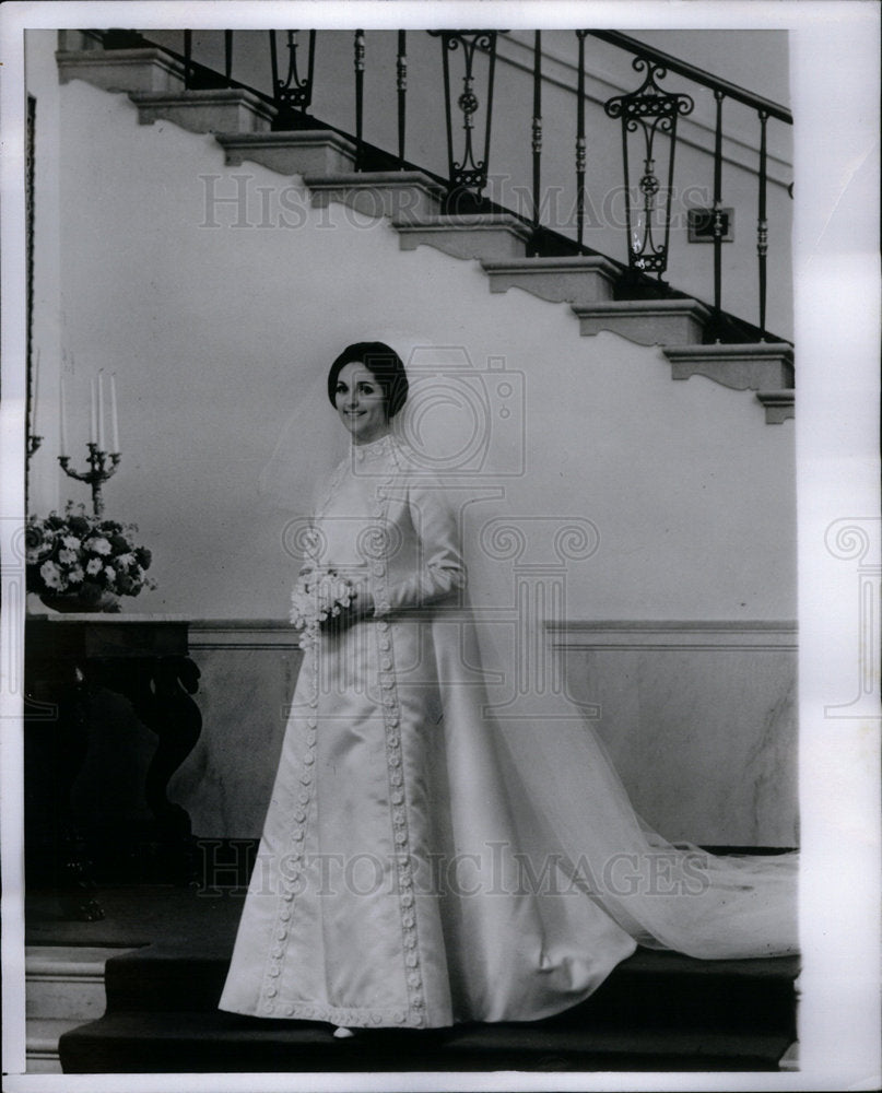 1957 Press Photo Lynda Johnson In Her Wedding Dress - Historic Images