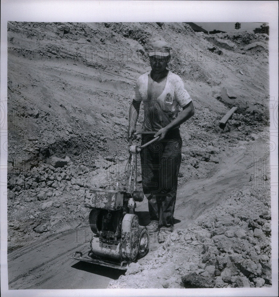 1965 Press Photo Road Builders - Historic Images