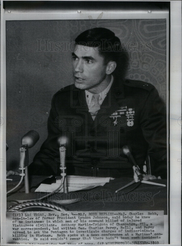 1969 Press Photo Major Charles Robb answers questions - Historic Images