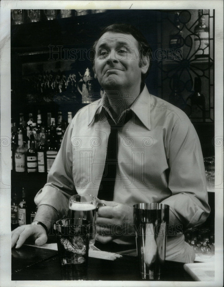 1973 Press Photo Gene Roche Actor The Corner Bar - Historic Images