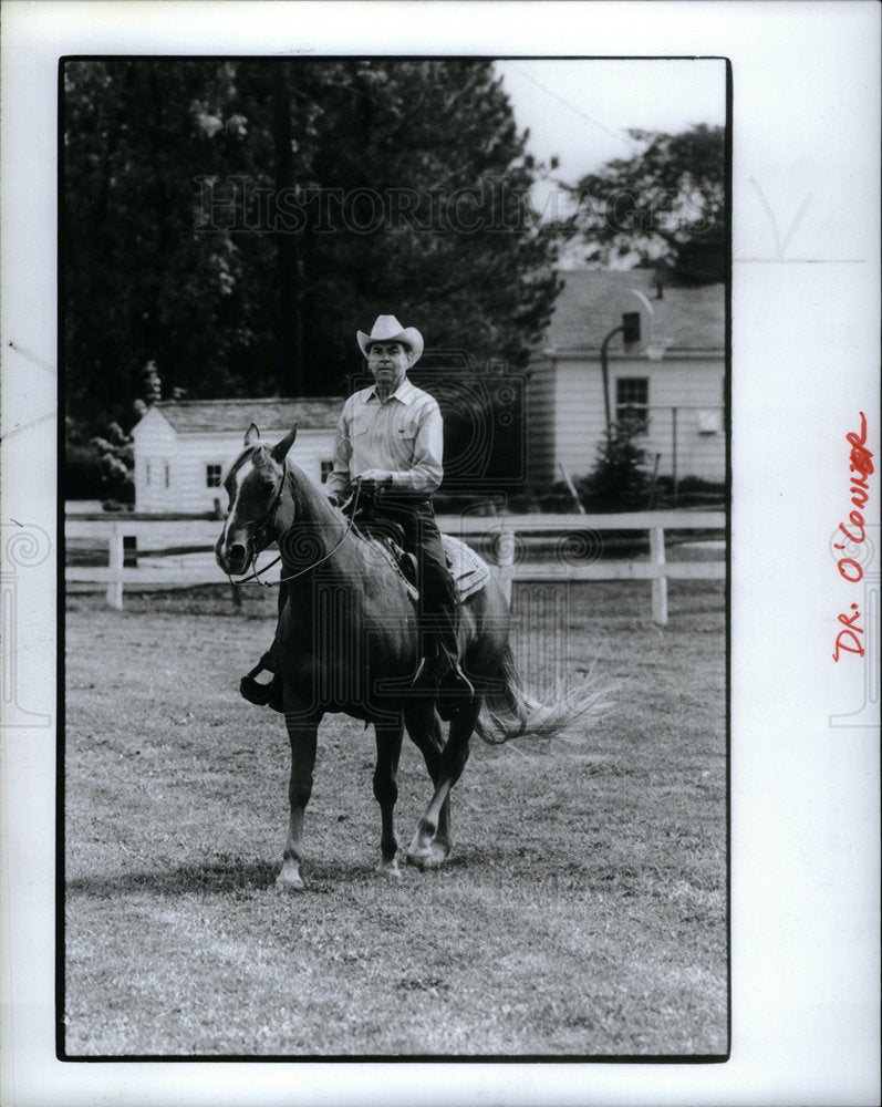 1987 Press Photo Dr.Gerald O&#39;Connor and Horse - Historic Images