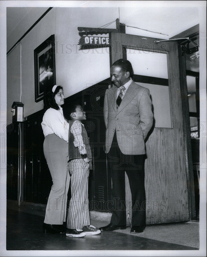 1972 Press Photo Fitzgerald School Principal Gilmen - Historic Images