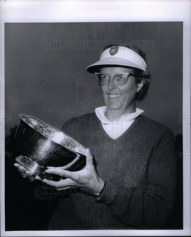 1970 Press Photo Helen Greiner professonal golfer holds - Historic Images