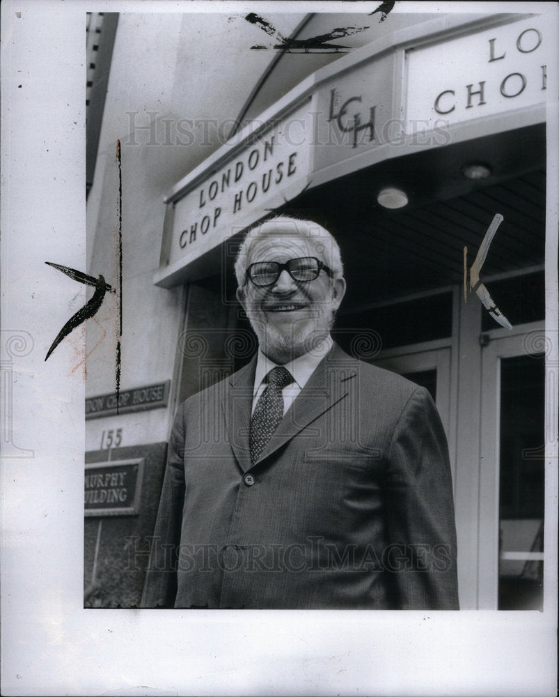 1984 Press Photo Lis Gruber Restaurant Owner Chicago - Historic Images