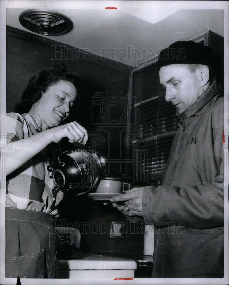 1956 Press Photo The Glass Widow Mrs. Vann pours coffee - Historic Images